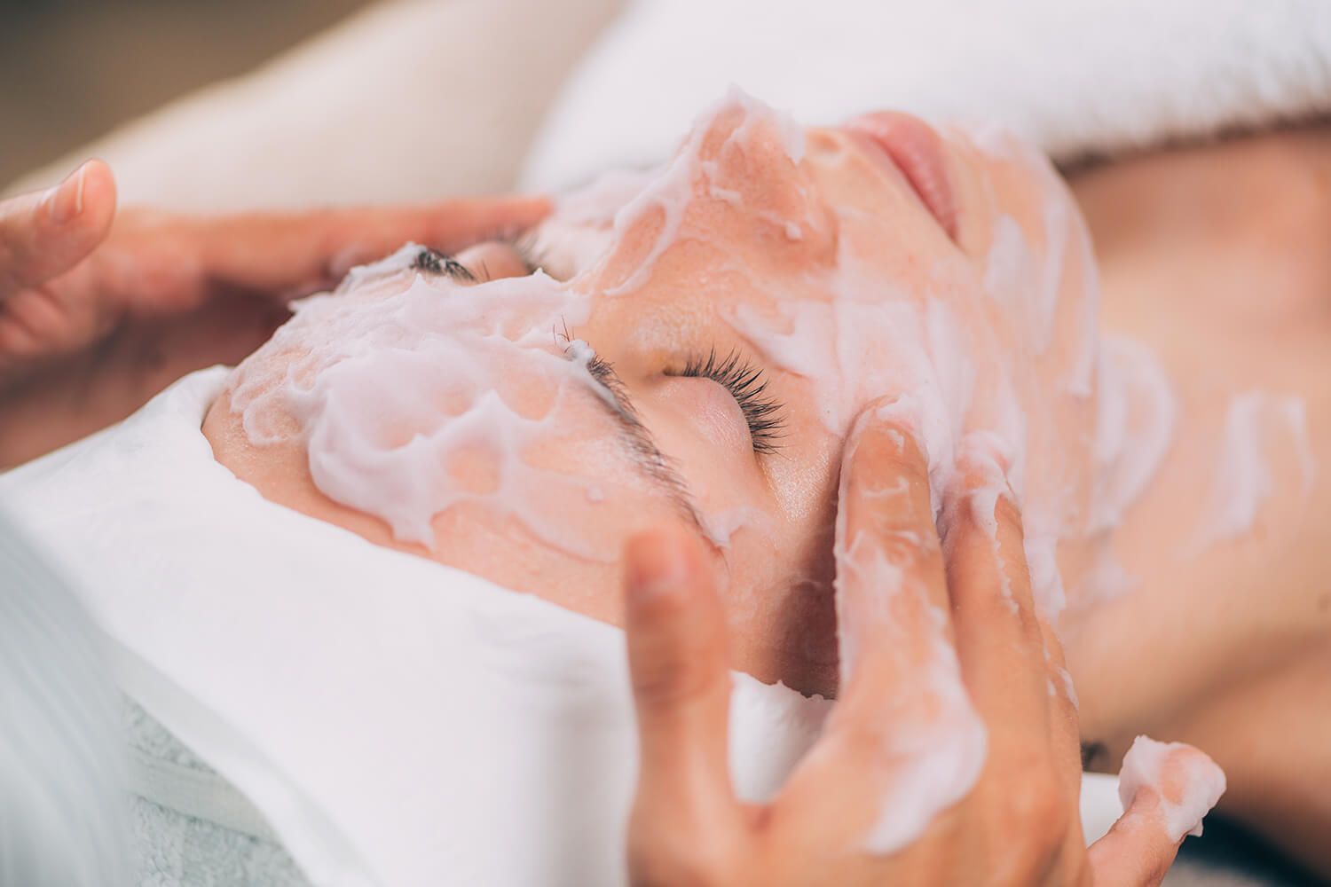 How a Deep Cleansing Facial Removes Excess Skin Oil
